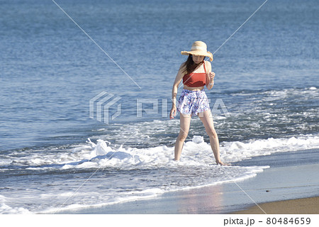 夏の北海道乙部町の海岸でストローハットに水着の女性のポートレートを撮影 夏の北海道乙部町の海岸でストローハットに水着の女性のポートレートを撮影 80484659