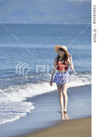 夏の北海道乙部町の海岸でストローハットに水着の女性のポートレートを撮影 80484665