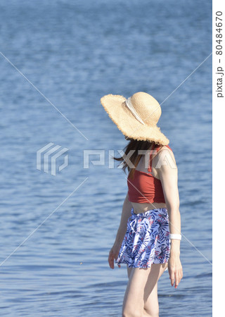 夏の北海道乙部町の海岸でストローハットに水着の女性のポートレートを撮影 夏の北海道乙部町の海岸でストローハットに水着の女性のポートレートを撮影 80484670