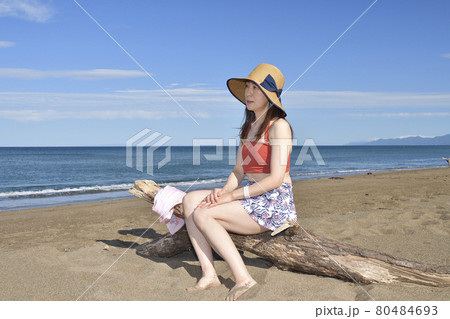 夏の北海道乙部町の海岸でストローハットに水着の女性のポートレートを撮影 80484693