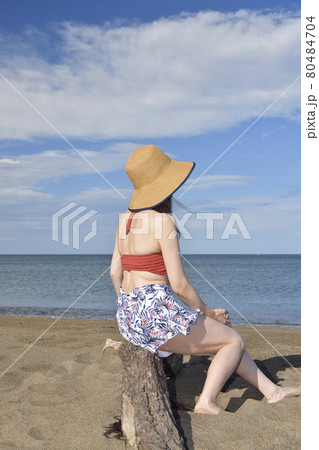 夏の北海道乙部町の海岸でストローハットに水着の女性のポートレートを撮影 夏の北海道乙部町の海岸でストローハットに水着の女性のポートレートを撮影 80484704