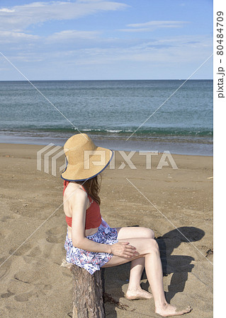 夏の北海道乙部町の海岸でストローハットに水着の女性のポートレートを撮影 夏の北海道乙部町の海岸でストローハットに水着の女性のポートレートを撮影 80484709