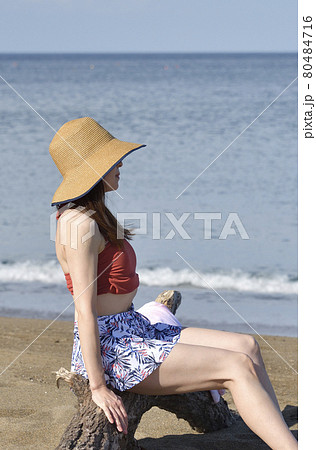 夏の北海道乙部町の海岸でストローハットに水着の女性のポートレートを撮影 80484716