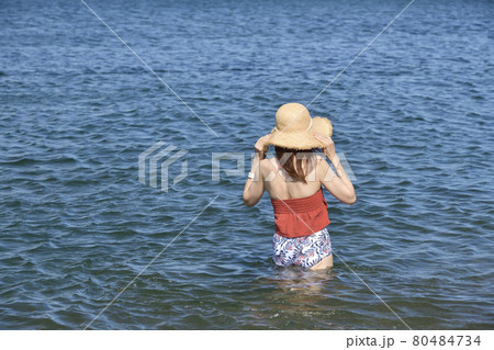 夏の北海道乙部町の海岸でストローハットに水着の女性のポートレートを撮影 80484734