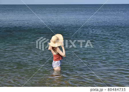 夏の北海道乙部町の海岸でストローハットに水着の女性のポートレートを撮影 夏の北海道乙部町の海岸でストローハットに水着の女性のポートレートを撮影 80484735
