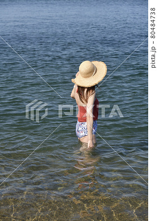 夏の北海道乙部町の海岸でストローハットに水着の女性のポートレートを撮影 80484738