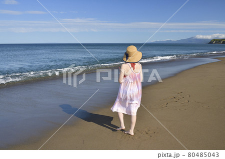 夏の北海道乙部町の海岸でストローハットにピンクのワンピースの女性のポートレートを撮影 夏の北海道乙部町の海岸でストローハットにピンクのワンピースの女性のポートレートを撮影 80485043