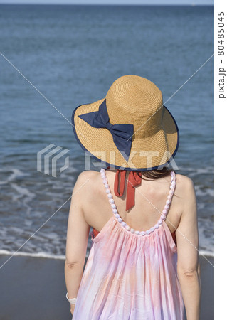 夏の北海道乙部町の海岸でストローハットにピンクのワンピースの女性のポートレートを撮影 夏の北海道乙部町の海岸でストローハットにピンクのワンピースの女性のポートレートを撮影 80485045