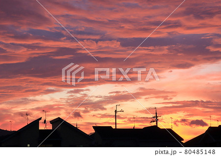 夏の夕焼け雲 80485148