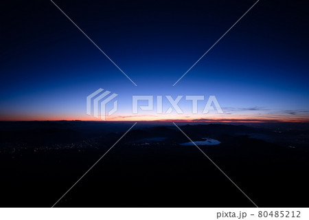 夜明けの地平線　日の出直前 80485212