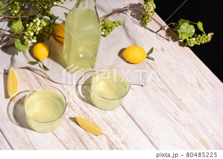 爽やかなドリンクのある風景 80485225