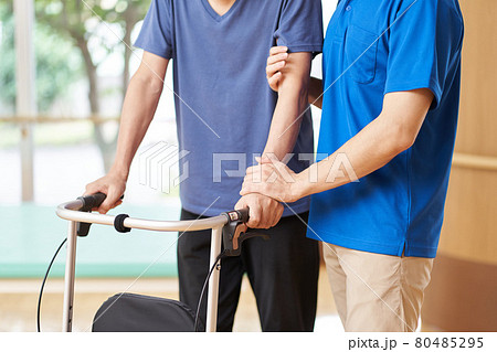 歩行介助をされながら歩く高齢者 80485295