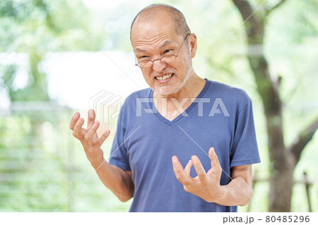 怒る高齢者 80485296