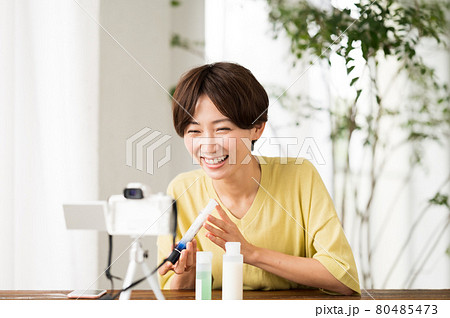 お勧め化粧品を動画撮影する女性 80485473