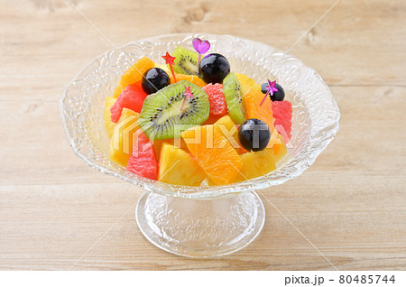 フルーツ盛り合わせ（デザート、果物、パイナップル、キウイ、オレンジ、ピンクグレープフルーツ、ブドウ） 80485744