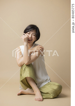 ショートヘアの女性　ベージュ 80485775