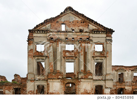 Facade of an old ruined palace Facade of an old ruined palace 80485898