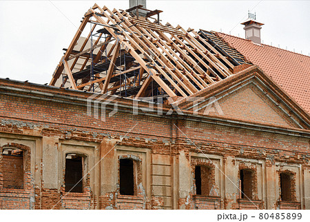 Restoration of the roof of an old ruined palace 80485899