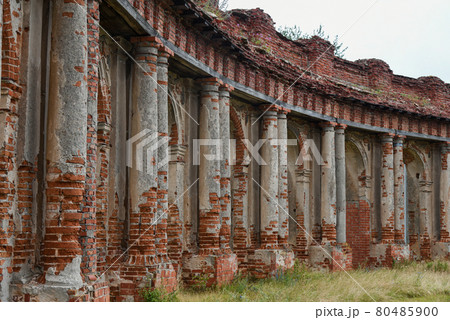Column row of the old ruined castle 80485900