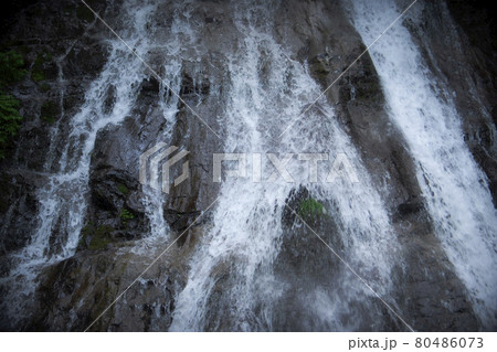 両神山の”丸神の滝”【日本の滝百選】／埼玉県小鹿野町【秩父多摩甲斐国立公園】 80486073