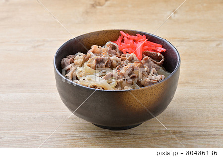 国産交雑牛の切り落とし肉を使った、手作り牛丼。玉ねぎと糸こんにゃく、紅生姜。 80486136