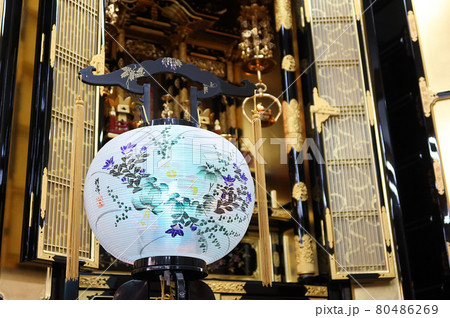 お仏壇に飾られた初盆の提灯1 80486269