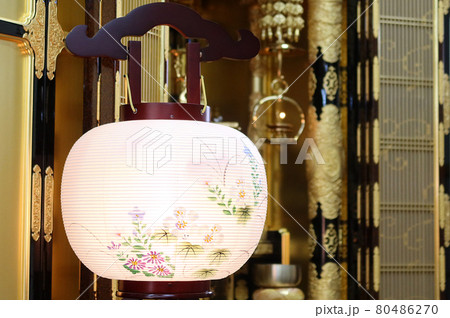 お仏壇の前に飾られた初盆の提灯2 お仏壇の前に飾られた初盆の提灯2 80486270