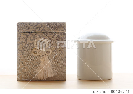 遺骨と骨壺 遺骨と骨壺 80486271