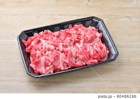 国産交雑牛の牛肉切り落とし肉（カタ肉など）。生肉です。精肉、未加熱。 80486286