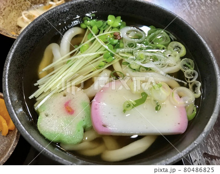 老舗うどん屋でランチ 80486825