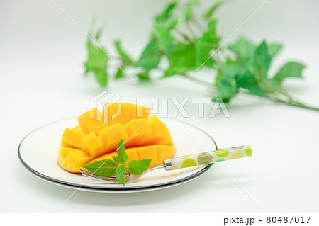 観葉植物とフラワーカットにしたアップルマンゴー 観葉植物とフラワーカットにしたアップルマンゴー 80487017