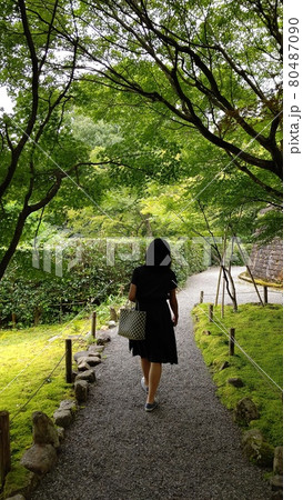 深緑の小路を歩く女性の後ろ姿 深緑の小路を歩く女性の後ろ姿 80487090