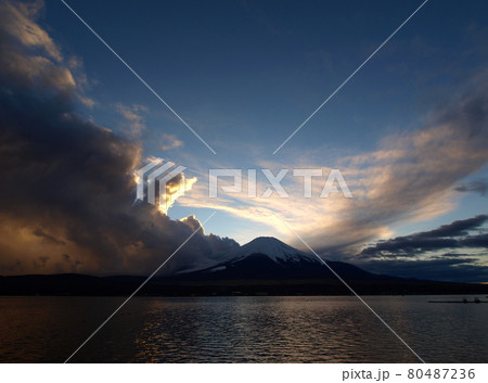 山中湖の夕景。富士山の裾野から雲が沸き立ち、オレンジ色に染まる 山中湖の夕景。富士山の裾野から雲が沸き立ち、オレンジ色に染まる 80487236
