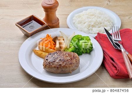 牛肉ハンバーグ、ビーフハンバーグ。国産牛肉使用のハンバーグ。付け合わせ野菜たっぷりと。 牛肉ハンバーグ、ビーフハンバーグ。国産牛肉使用のハンバーグ。付け合わせ野菜たっぷりと。 80487456