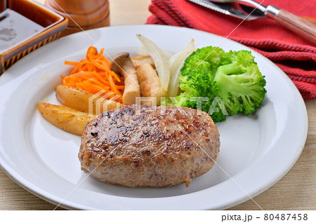 牛肉ハンバーグ、ビーフハンバーグ。国産牛肉使用のハンバーグ。付け合わせ野菜たっぷりと。 80487458