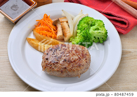 牛肉ハンバーグ、ビーフハンバーグ。国産牛肉使用のハンバーグ。付け合わせ野菜たっぷりと。 80487459