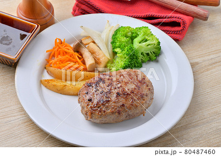 牛肉ハンバーグ、ビーフハンバーグ。国産牛肉使用のハンバーグ。付け合わせ野菜たっぷりと。 80487460