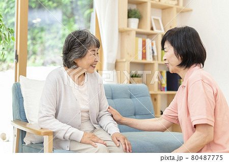 話をする女性介護士とシニア女性 80487775