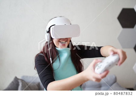 Girl playing a game wearing a headset - Stock Illustration [59282076] -  PIXTA