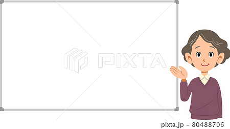 手のひらを向けて紹介するシニアの女性とシンプルなホワイトボード 80488706