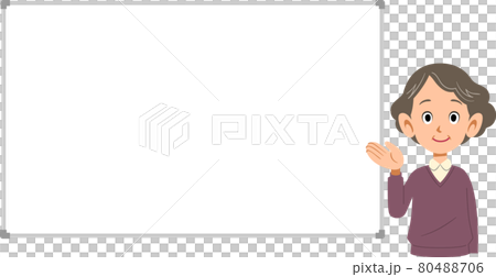 手のひらを向けて紹介するシニアの女性とシンプルなホワイトボード 80488706