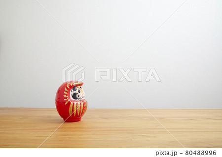 テーブルの上のだるま テーブルの上のだるま 80488996