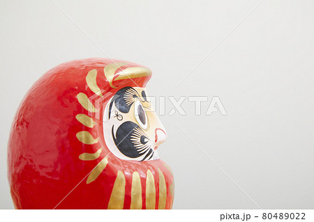 テーブルの上のだるま テーブルの上のだるま 80489022