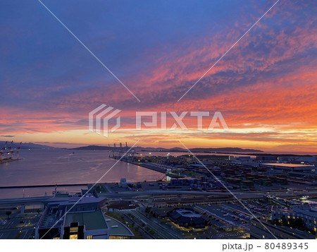 夕焼け雲と海 夕焼け雲と海 80489345