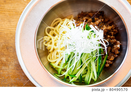 冷たい麺に温かい肉味噌餡のジャージャー麺 冷たい麺に温かい肉味噌餡のジャージャー麺 80490570
