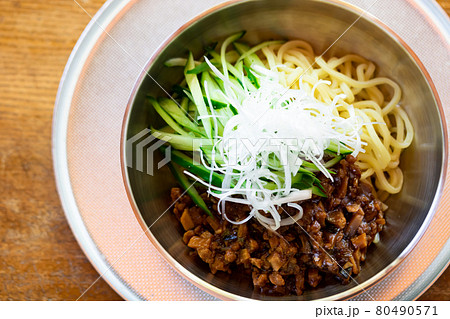 冷たい麺に温かい肉味噌餡のジャージャー麺 冷たい麺に温かい肉味噌餡のジャージャー麺 80490571