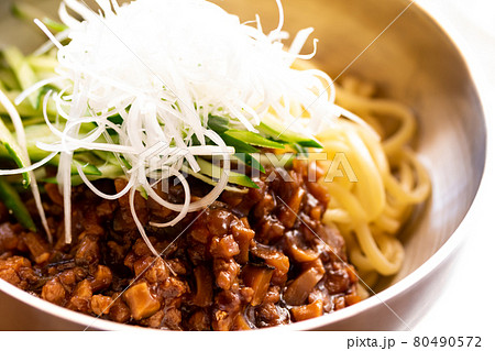 冷たい麺に温かい肉味噌餡のジャージャー麺 冷たい麺に温かい肉味噌餡のジャージャー麺 80490572