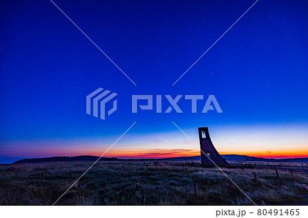 (長野県)美ヶ原高原 美しの塔 夜明け (長野県)美ヶ原高原 美しの塔 夜明け 80491465
