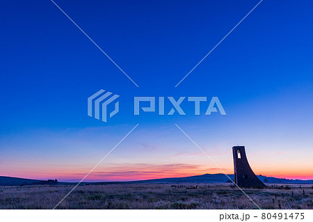 （長野県）美ヶ原高原　美しの塔　夜明け 80491475