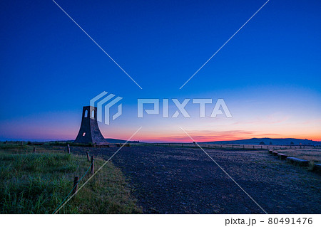 (長野県)美ヶ原高原 美しの塔 夜明け (長野県)美ヶ原高原 美しの塔 夜明け 80491476